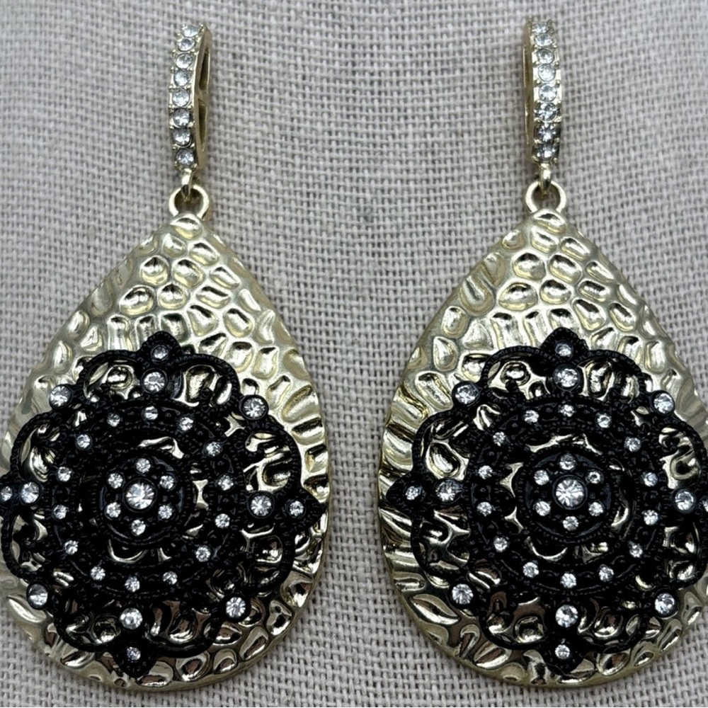 IRIS APFEL TEARDROP CRYSTAL & HAMMERED ENAMEL